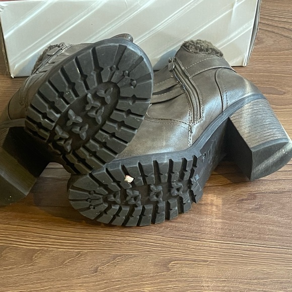 Nature Breeze Awe-01 Leatherette Shearling Buckled Chunky Heel Bootie sz 8.5 - Picture 6 of 9